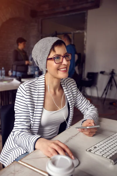 Ofiste bilgisayar üzerinde çalışan sevimli kadın — Stok fotoğraf
