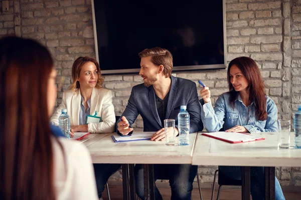 Discusión gente de negocios para entrevista de trabajo con candidato — Foto de Stock