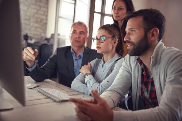 İş işçi bilgisayar tartışma