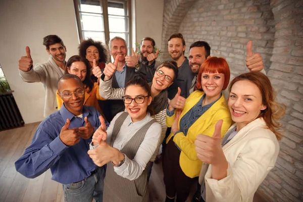 Éxito empresarial y ganar - pulgares hacia arriba — Foto de Stock