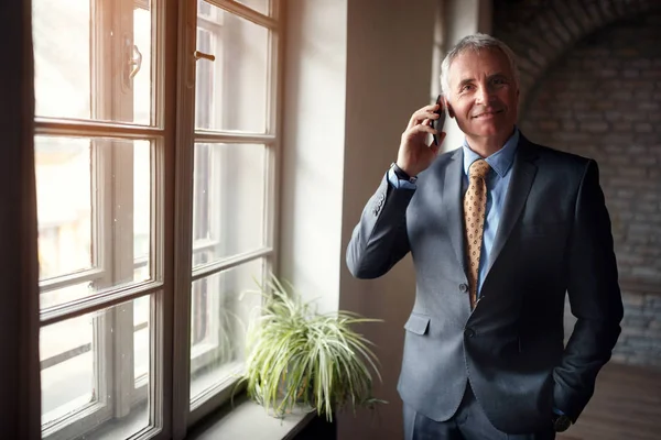 Senior businessman in suit with smartphone — Stock Photo, Image