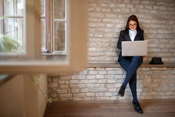 Geschäftsfrau mit Laptop drinnen — Stockfoto