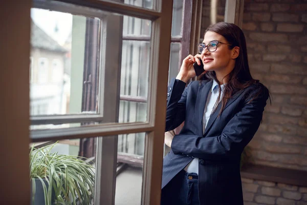 Ofiste cep telefonuyla hoş sohbet