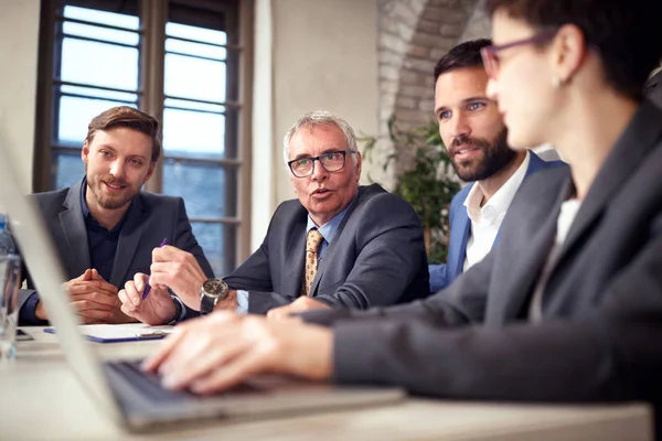 Affärsfolk med diskussion om möte — Stockfoto