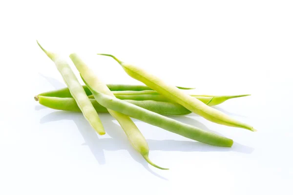 Žluté a zelené fazole izolované na bílém — Stock fotografie