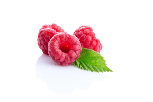 Savoureuse framboise isolée sur blanc — Photo