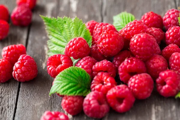 Himbeere. Saft Sommerfrüchte mit Urlaub — Stockfoto