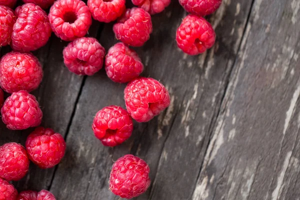 Zomer vers fruit. Frambozen op houten tafel — Stockfoto