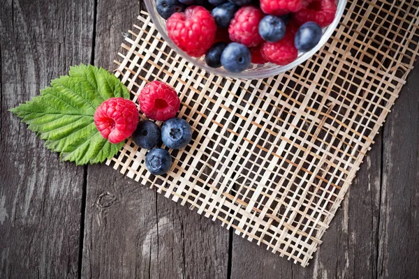 Малина, черничный сок летние фрукты с отпуском — стоковое фото