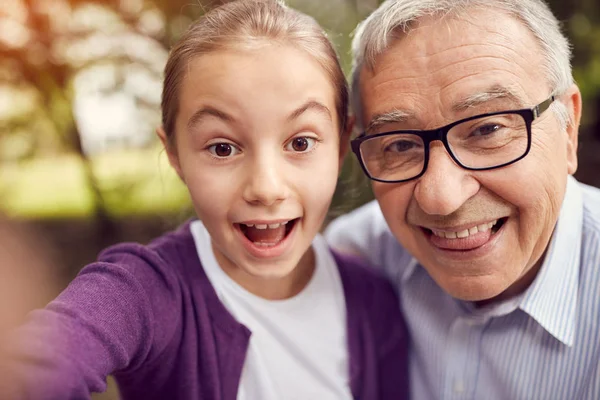 Hombre discapacitado y su nieta tomando selfie — Foto de Stock