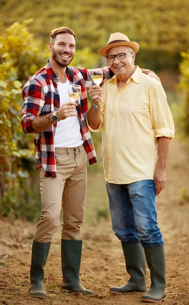 葡萄收获-满意的父亲和儿子品尝葡萄酒 — 图库照片