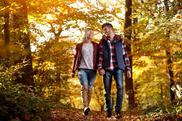 Sorrindo casal gostando de andar no parque — Fotografia de Stock