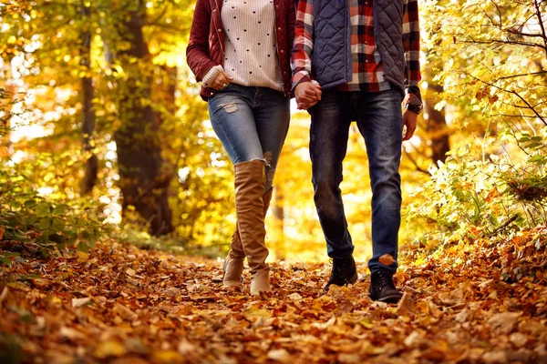 Geluk en vreugde in het park-paar verliefd — Stockfoto