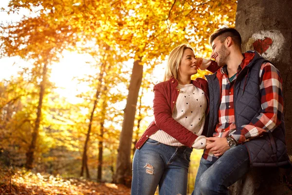 爱，关系、 家庭和人们的观念-夫妇在秋天 — 图库照片