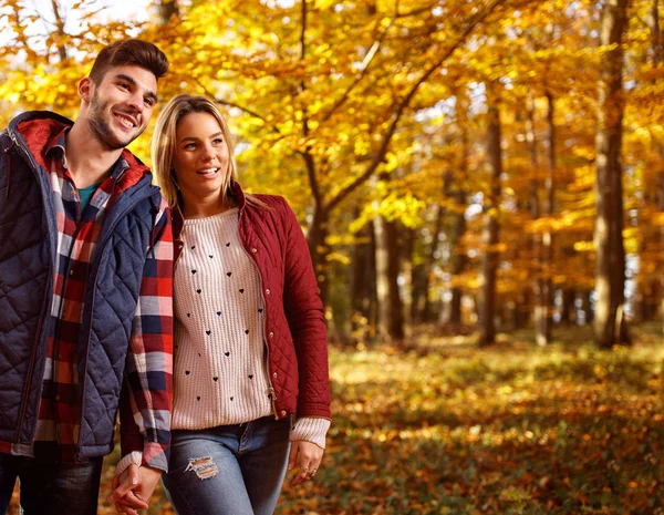 Gillar i park - lyckliga romantiska paret — Stockfoto