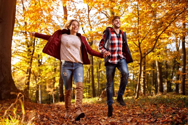 Glückliches Paar läuft durch Park — Stockfoto