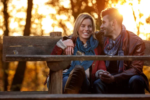 Lifestyle, glückliche Freundin und Freund auf Bank im Park — Stockfoto