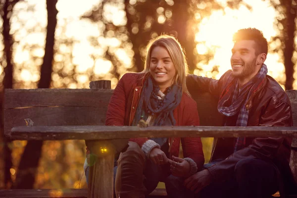Flickvän och pojkvän på bänken i parken — Stockfoto