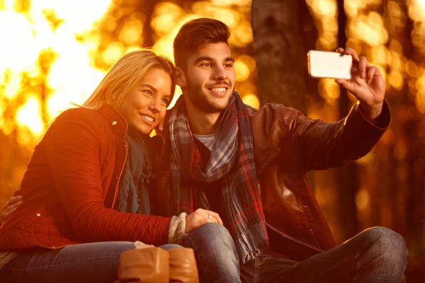 Miłość w parku dziewczyna i chłopak, biorąc selfie — Zdjęcie stockowe