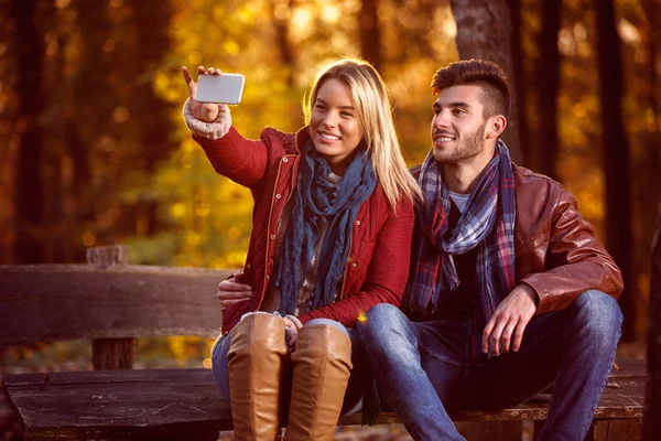 Miłość w parku para w parku biorąc selfie — Zdjęcie stockowe