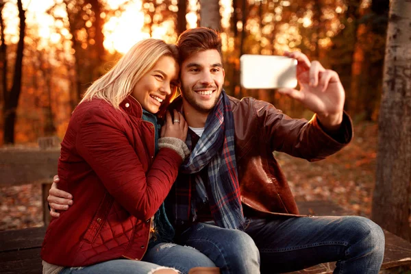 Freundin und Freund machen Selfie mit Handy — Stockfoto