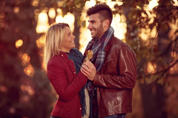 Paar genieten van tijdig op herfst park — Stockfoto