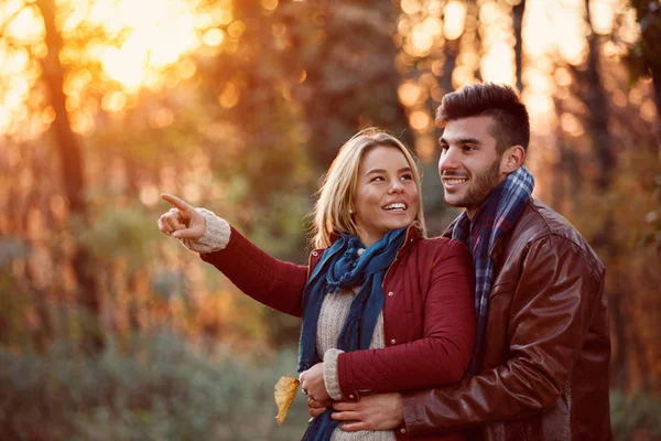 Mooie gelukkige paar in park — Stockfoto