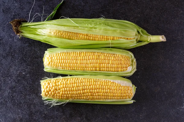 Taze organik sarı tatlı mısır siyah masa üstü görünümü