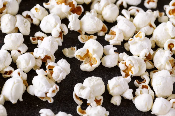 Palomitas de maíz frescas de cerca en la mesa negra —  Fotos de Stock