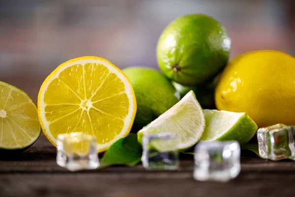 Sliced lemons and lime summer freshness fruits background — Stock Photo, Image