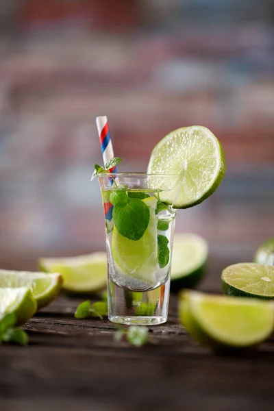 Zomer cocktail met soda water, ijs, limoen en munt — Stockfoto
