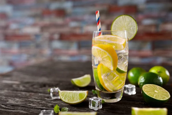 Cocktail estivo fresco agli agrumi con acqua a dieta in vetro — Foto Stock