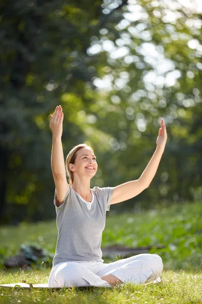 Mulher feliz fazendo ioga na natureza — Fotografia de Stock