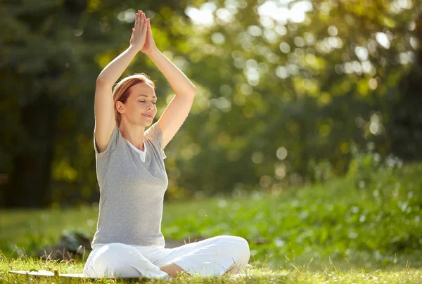 Vrouw mediteert en ontspan in yoga pose — Stockfoto