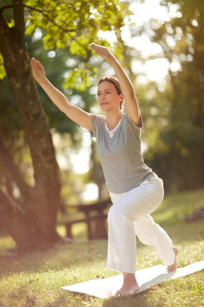 Femmina facendo esercizi di equilibrio del corpo nel parco — Foto Stock
