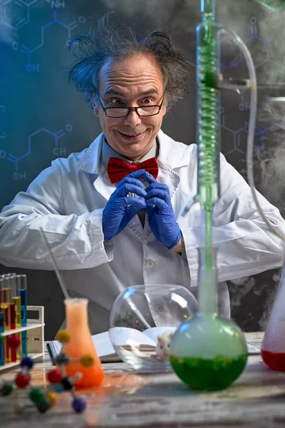 Happy crazy chemist looking in experiment — Stock Photo, Image