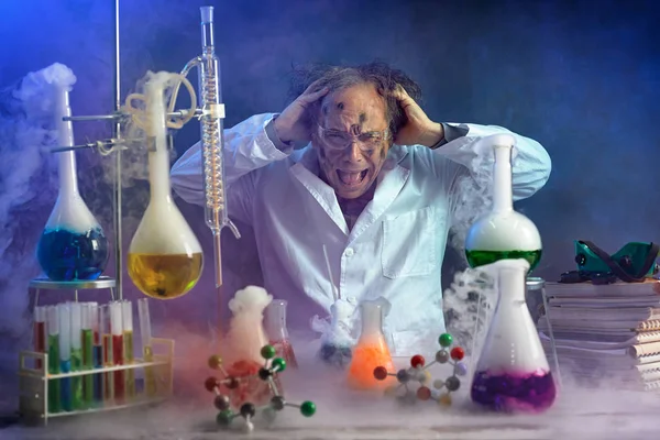 Szalony naukowiec krzyczy w swoim laboratorium — Zdjęcie stockowe