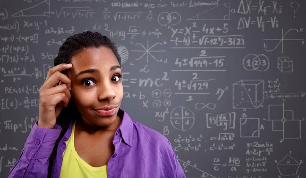 Torna a scuola- scolaretta hanno problemi con la formula — Foto Stock