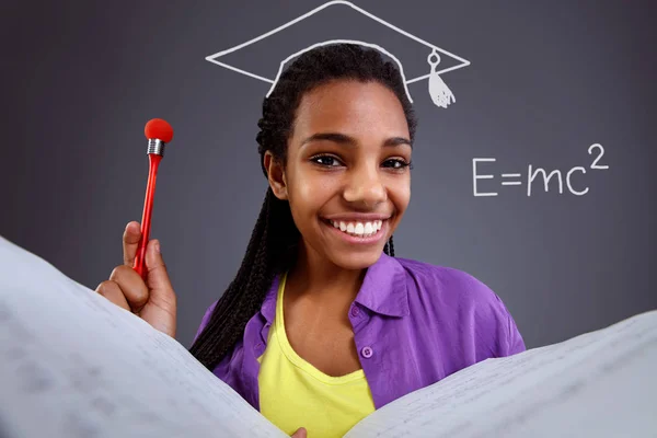 Istruzione a scuola - studentessa che fa equazione matematica — Foto Stock