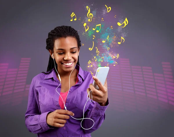 Fille avec écouteurs écouter de la musique sur smartphone — Photo