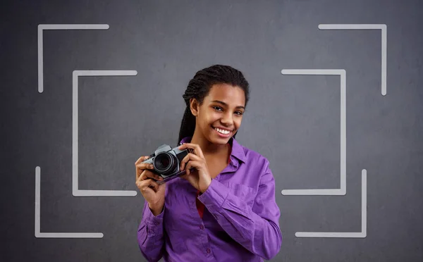 Дівчина з фотоапаратом у фокусі — стокове фото