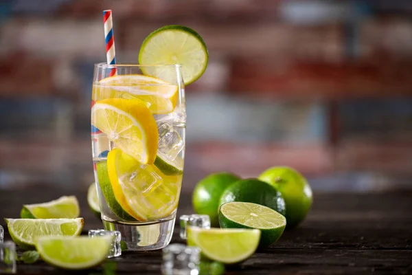 Narenciye meyve taze kokteyl cam diyet su ile — Stok fotoğraf