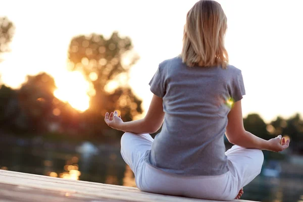 Árvore Yoga no pôr do sol — Fotografia de Stock