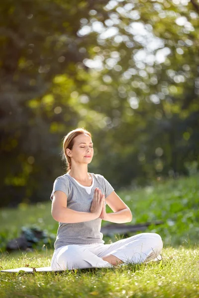 Mujer en la naturaleza practicando yoga — Foto de Stock