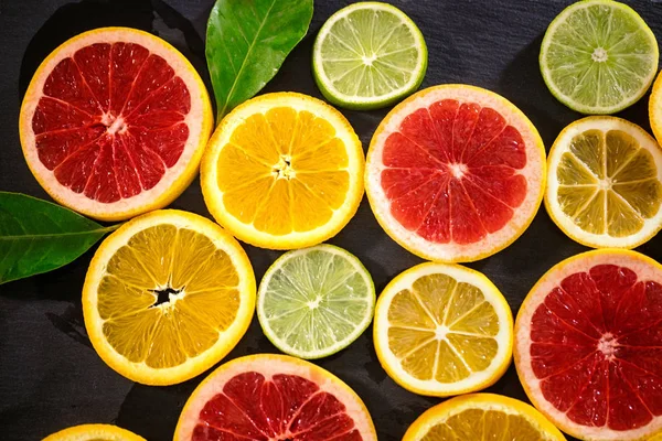 Frugt baggrund fra forskellige skiver af citrus - Stock-foto