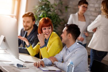 Birlikte bilgisayarda çalışan gençler 