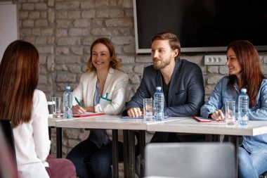 iş için aday ile konuşurken üyeler Komisyonu 
