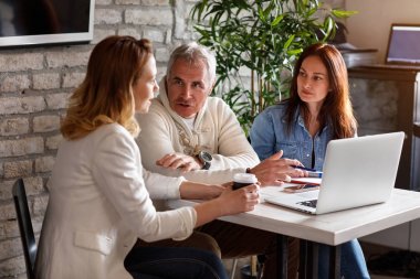 Çalışma tablosu çalışanlar arasındaki iş tartışma 
