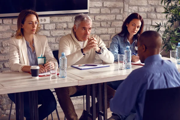 Potansiyel işçi ile konuşurken Komisyonu