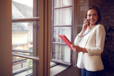 Şirket cep telefonuyla genç kadın Yöneticisi